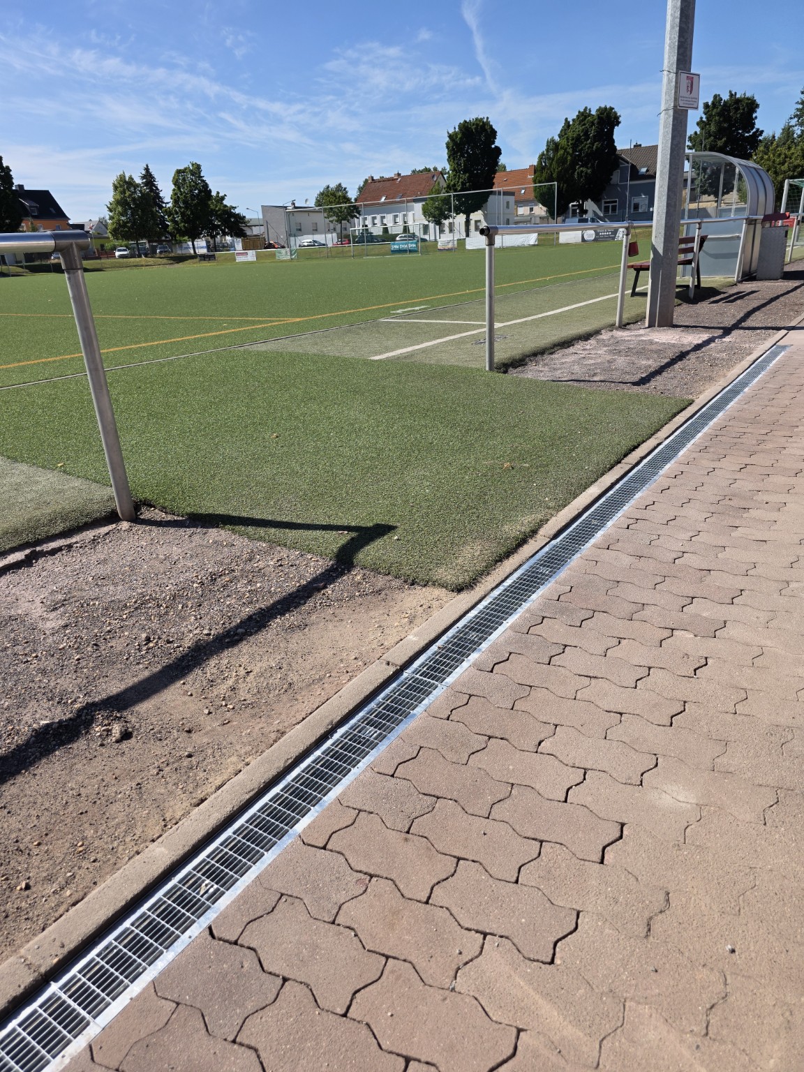 Die neue Entwässerungsrinne entlang des Fußballplatzes bei Germania Olvenstedt.